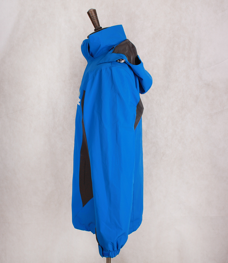 袖口采用松紧设计