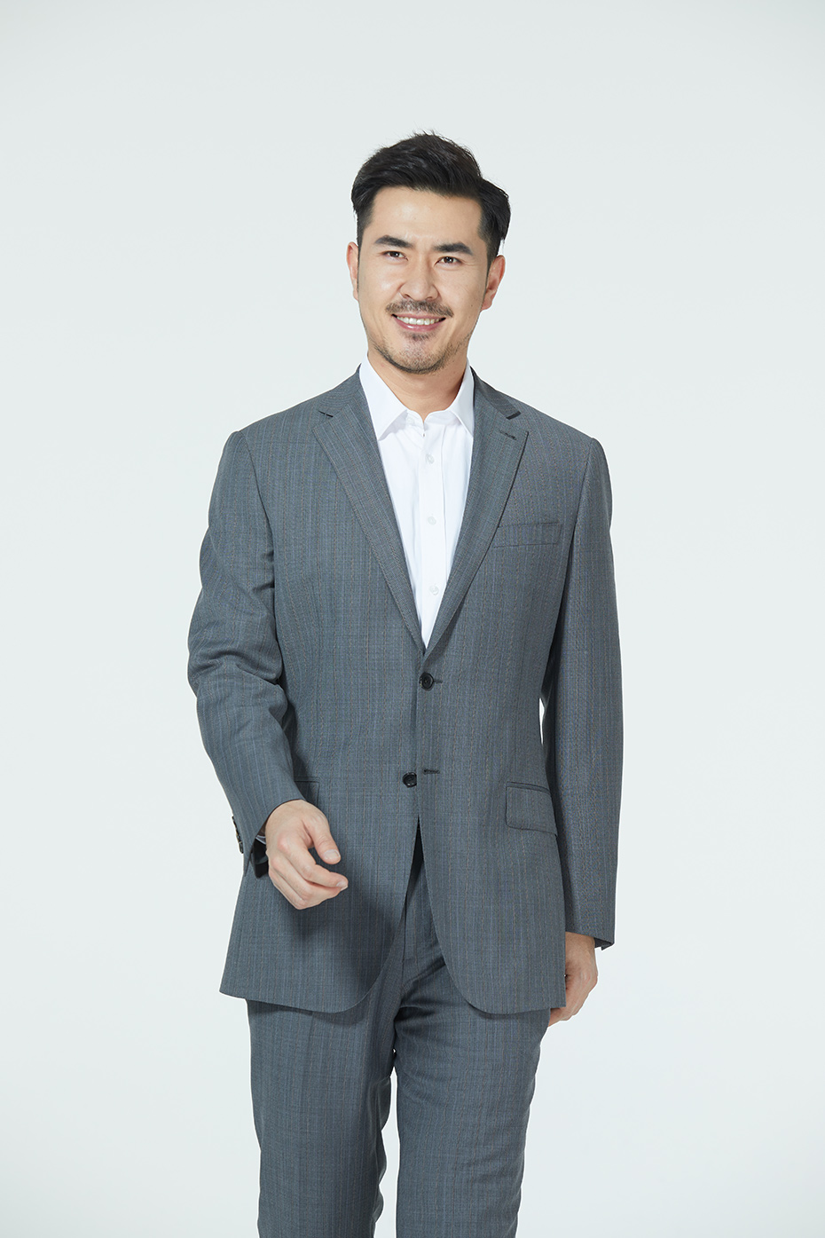 灰色两粒扣西服