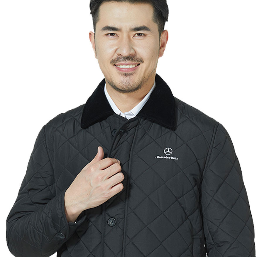 奔驰棉服模特拿文件夹图