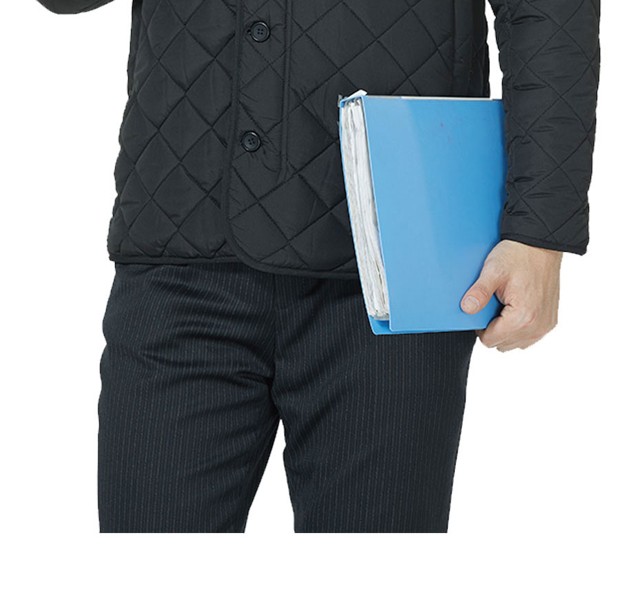 奔驰棉服模特拿文件夹图下半身