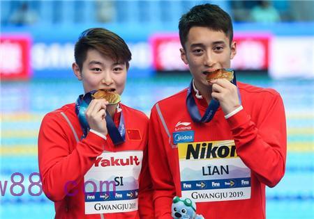 喜报!中国摘游泳世锦赛首金!练俊杰、司雅杰混双10米台夺冠 喜报!中国摘游泳世锦赛首金!练俊杰、司雅杰混双10米台夺冠